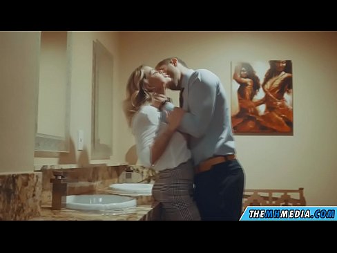 ❤️ Ketika seorang pirang berdada menggoda Anda di toilet umum Porno pada kami id.milf-nut-net.ru